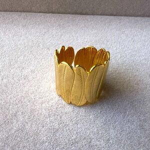 Elegant Gold ring
Stainless Steel